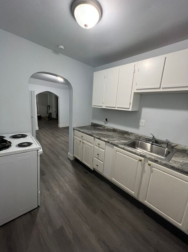 Building Photo - Welcome to this charming 3-bedroom, 1-bath...