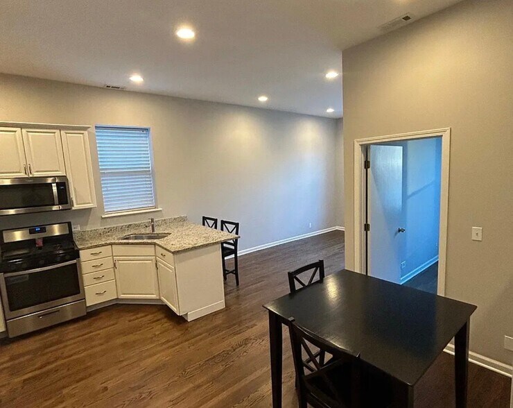 Building Photo - 3232 S Wells St