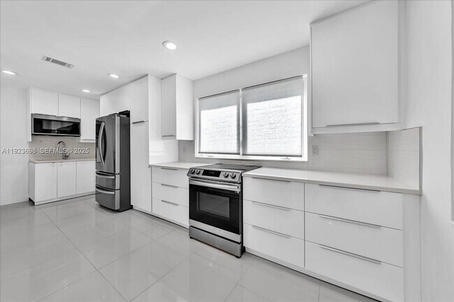 Building Photo - 348 Palm St