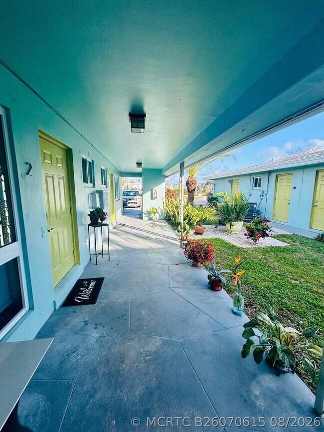 Building Photo - 4421 Poinciana St