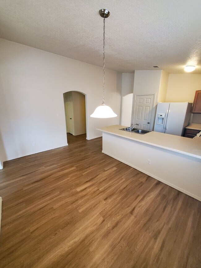 Building Photo - 3 bed 2 bath 1800 sq ft in Huning Ranch!
