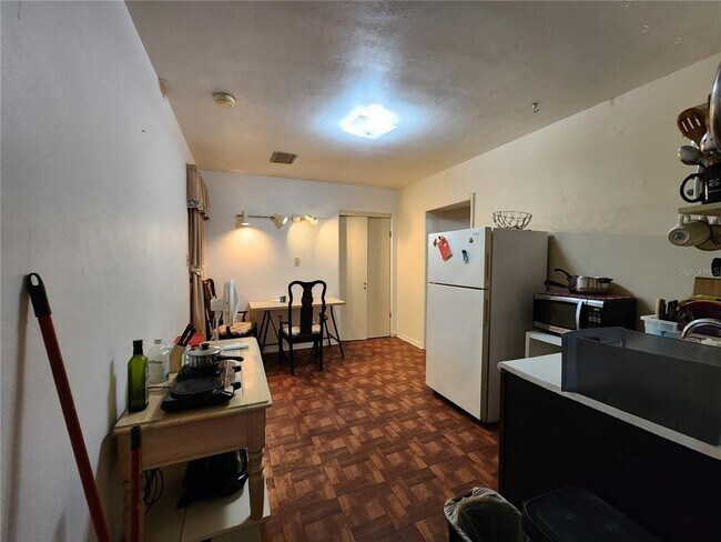 Building Photo - 1030 NE 9th St