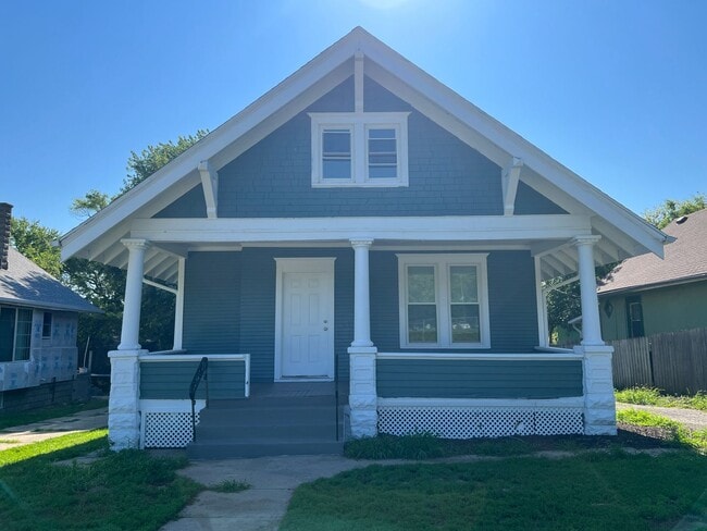 Primary Photo - Remodeled 2BR+ Home in Adams Park!