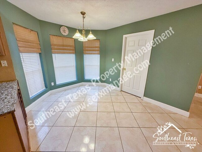 Building Photo - 7425 Wooded Creek Dr