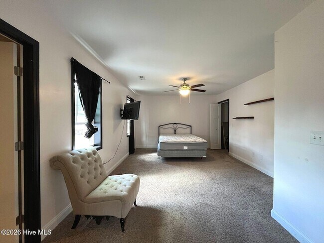 Building Photo - 203 S Pine St