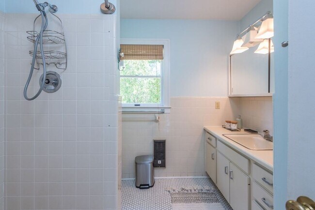 Building Photo - Weaverville Farmhouse Rental!