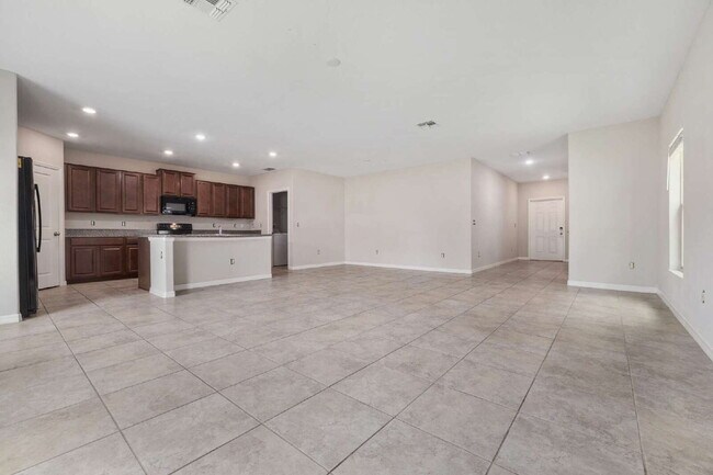 Building Photo - "Spacious 5-Bedroom Retreat in Tampa with 2.5 Baths and 2,215 Sq Ft of Comfort!"