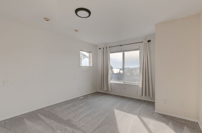 Building Photo - 2 Bedroom, 2.5 Bath Condo in Madrona Heights