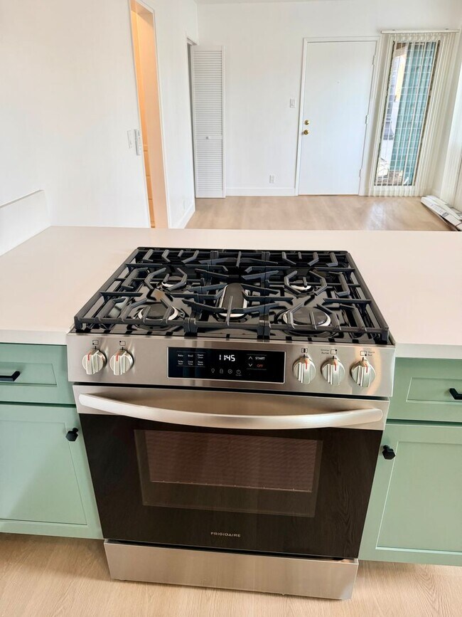 Interior Photo - 231 REDONDO AVE
