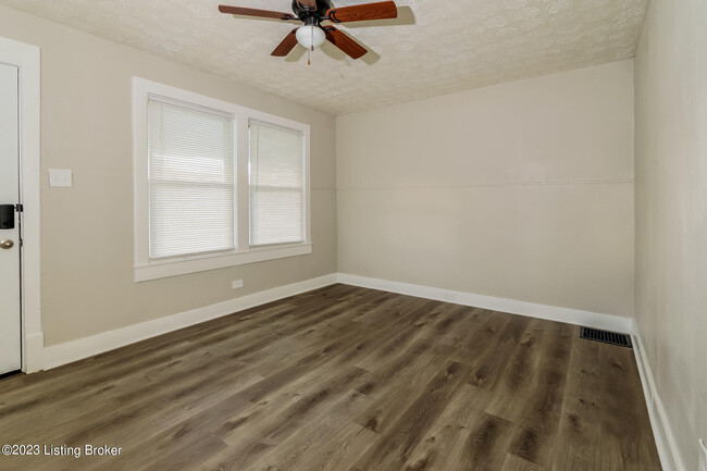 Building Photo - 4020 Larkwood Ave