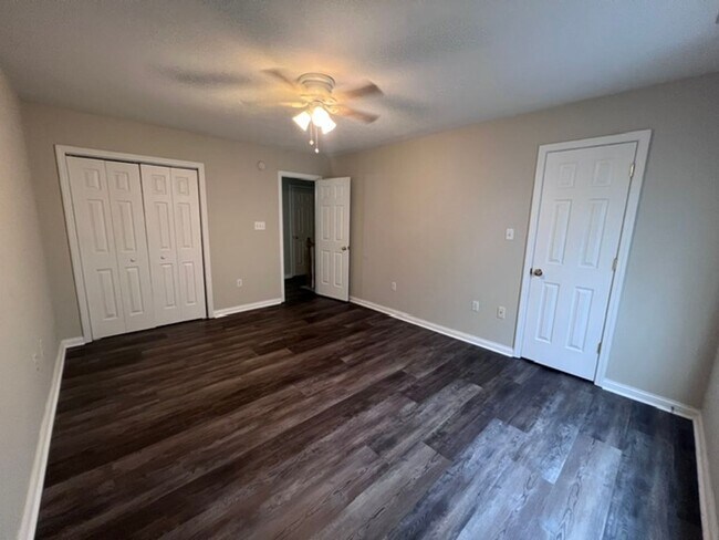 Building Photo - Oak Ridge 37830 - 2 bedroom, 2 bath townho...
