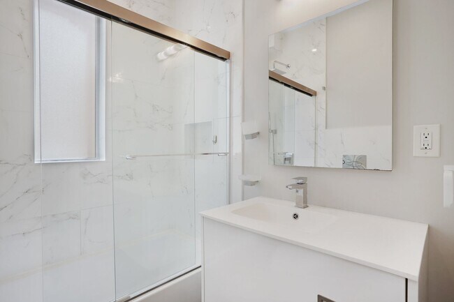 Building Photo - Charming Capitol Hill House| Don't miss the 3D-TOUR!