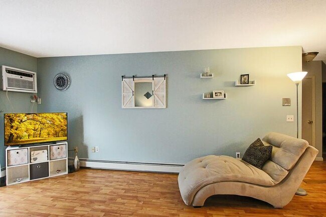 Building Photo - 9 Strawberry Bank Rd