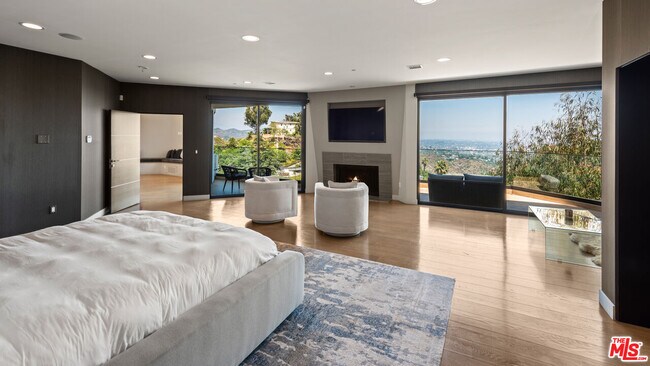 Building Photo - 2826 Las Alturas St