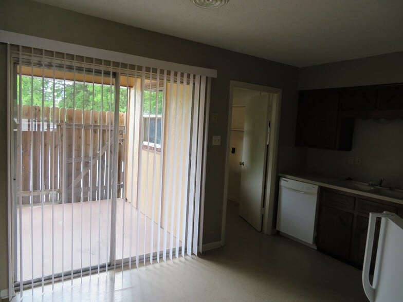 Building Photo - 2202 Hunt Dr