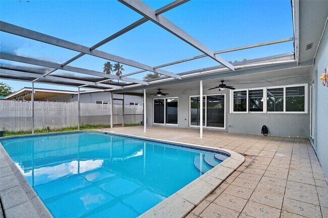 Building Photo - 9710 Sunset Strip