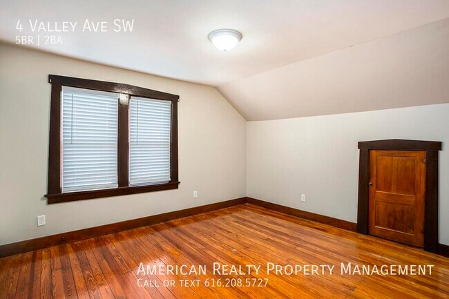 Building Photo - 4 Valley Ave SW