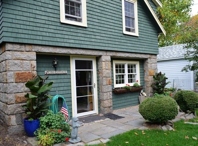 Building Photo - Winter Rental: Available Oct. 1-May 31 (Ut...