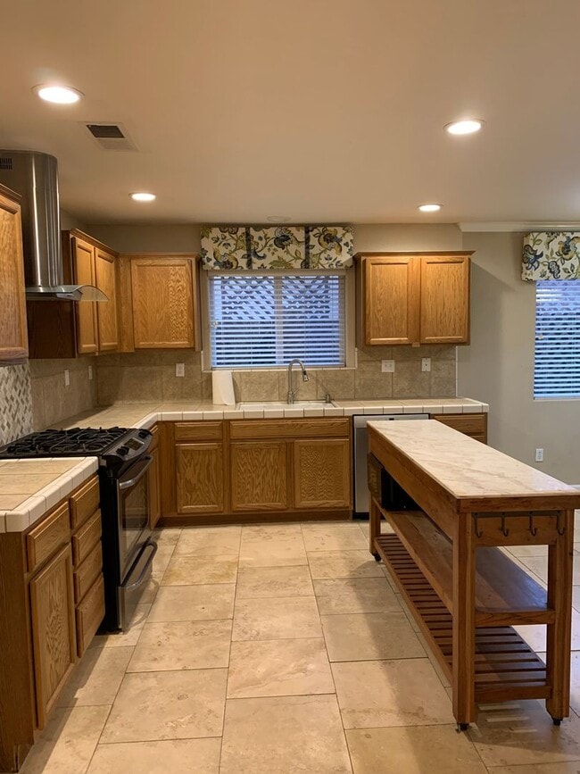 Building Photo - 3 Bedroom 2 Bath Home