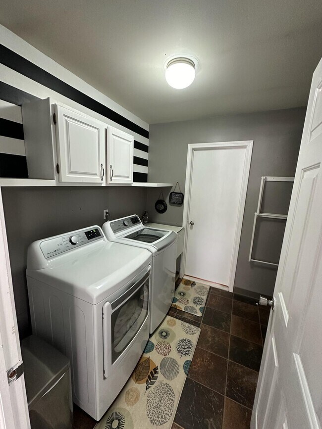 Building Photo - 5017 Saffron Dr