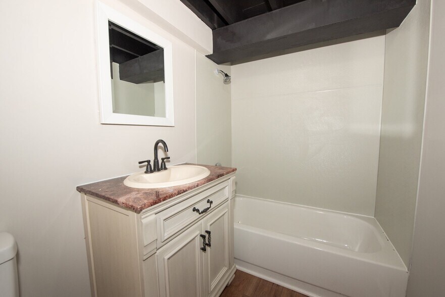 Building Photo - 956 Fontaine Pl