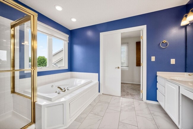 Building Photo - SPACIOUS LIVING!!  4 Bedrooms, 2.5 Bathrooms Home in Des Moines!