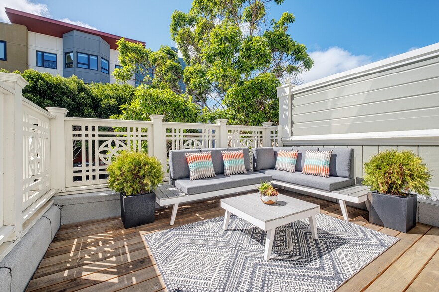 Dedicated Front Deck - above street level - 2188 Sutter St