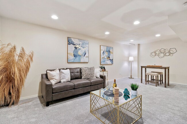 Building Photo - 3bd/2.5ba Bellevue Condo