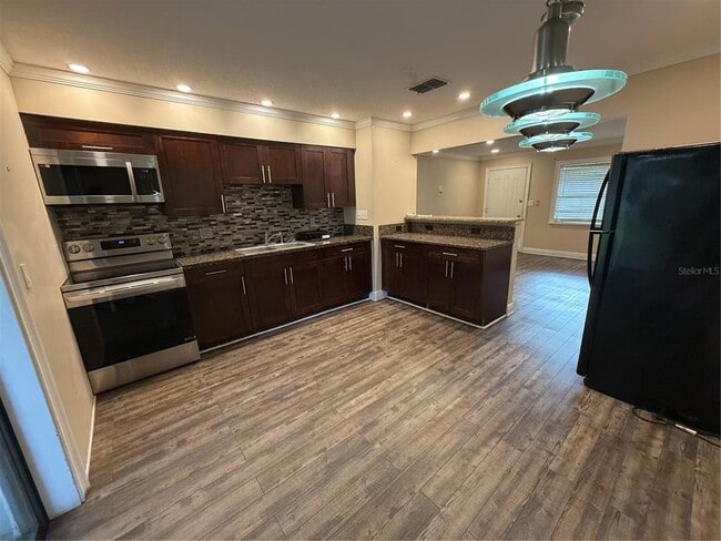 Building Photo - 447 6th Ave NE