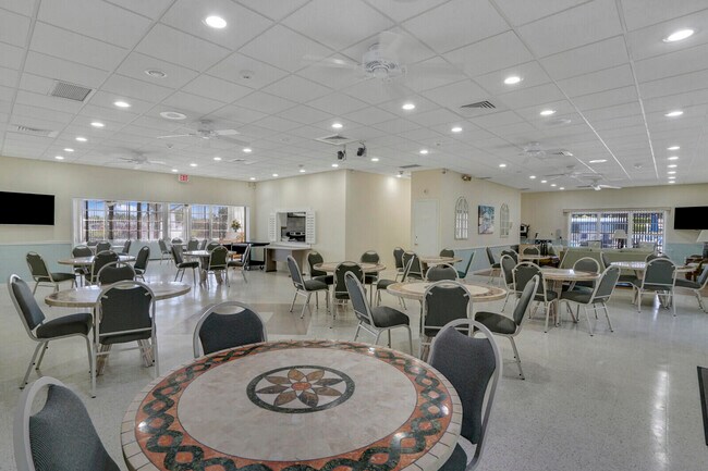 Building Photo - 202 W High Point Terrace