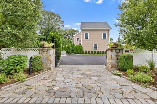 Building Photo - 354 Oaklawn Ave
