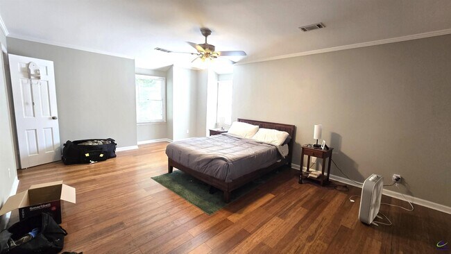 Building Photo - 201 Quail Run Dr