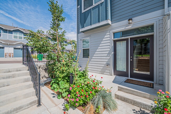 Building Photo - 1047 Oak Cir