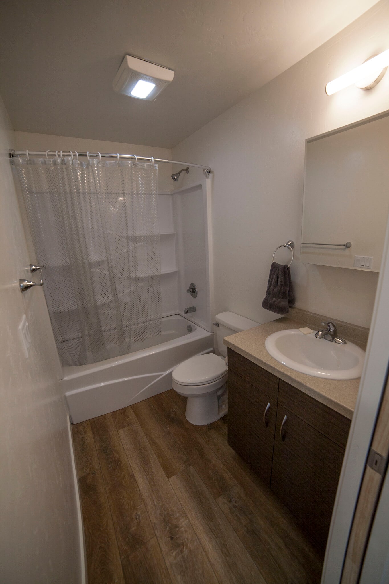 Full Bathroom - 308 S Ute Ave