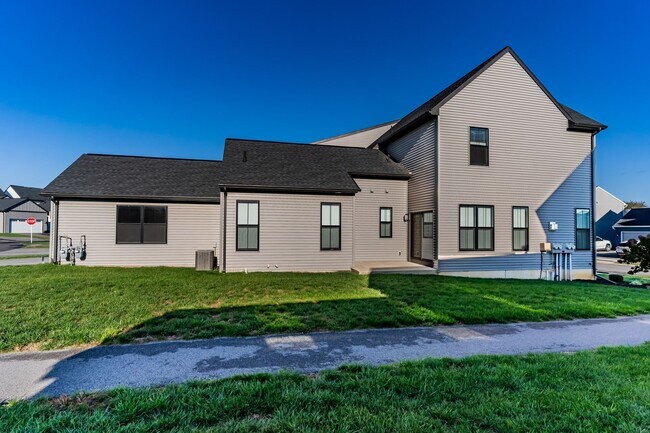 Building Photo - Stunning Single Family in Mechanicsburg