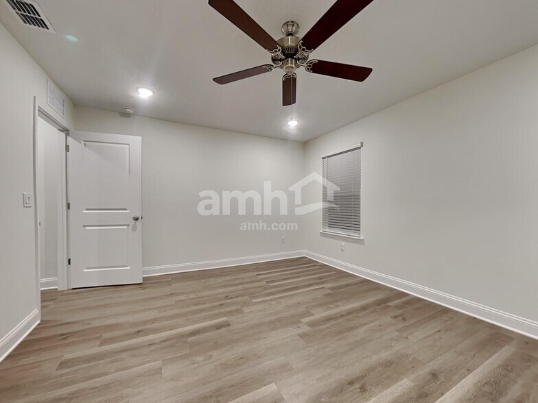 Building Photo - 11638 Hillside Dr