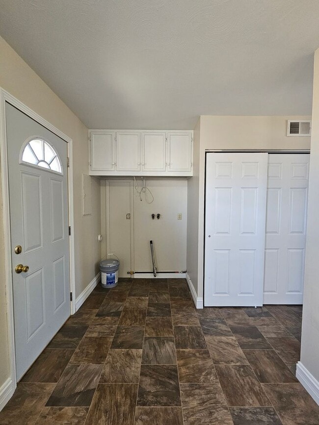 Building Photo - 3 BEDROOM | 1 BATH | SINGLE-LEVEL HOME | SOUTH