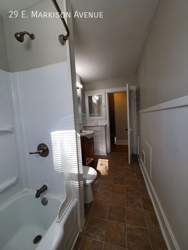 Building Photo - Spacious Townhome with Original Features A...