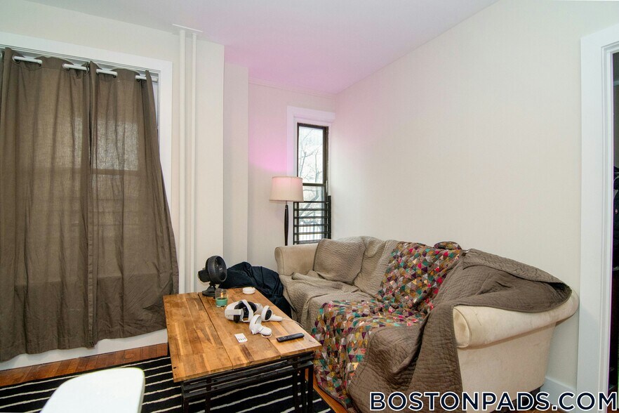 Building Photo - 448 Park Dr