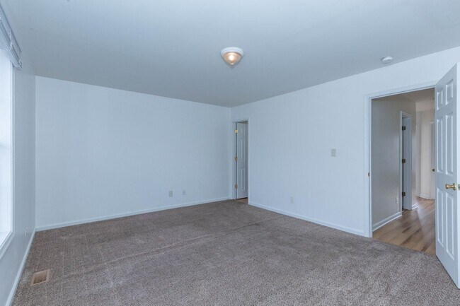 Building Photo - 3 Bed/2 Full,2 Half Bath Townhome in Marti...