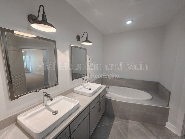 Building Photo - 9 Kenilworth Knolls