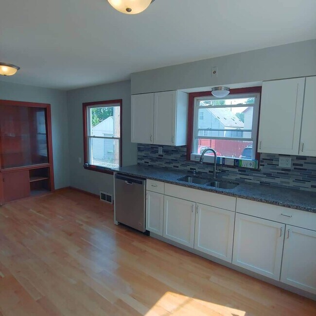 Building Photo - 3061 S 37th St