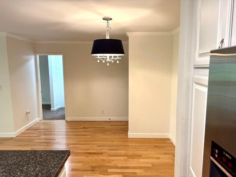 Building Photo - 950 N Kings Rd