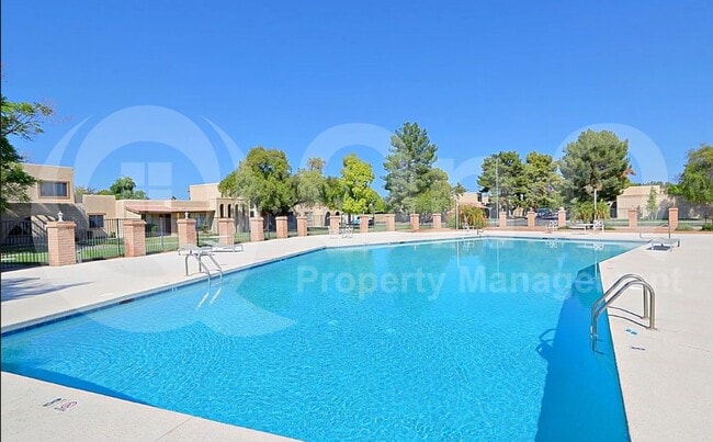 Building Photo - 2113 E Dunbar Dr