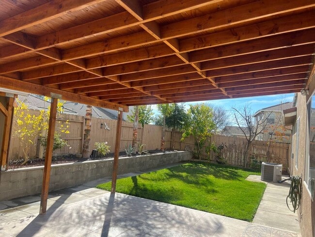 Building Photo - Spacious 4 Bed, 3 Bath Home in Madera – Pe...