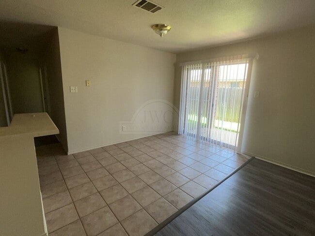Building Photo - 2318 Wildewood Dr