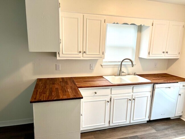 Building Photo - 3/2 brick home in Cottage Park Estates