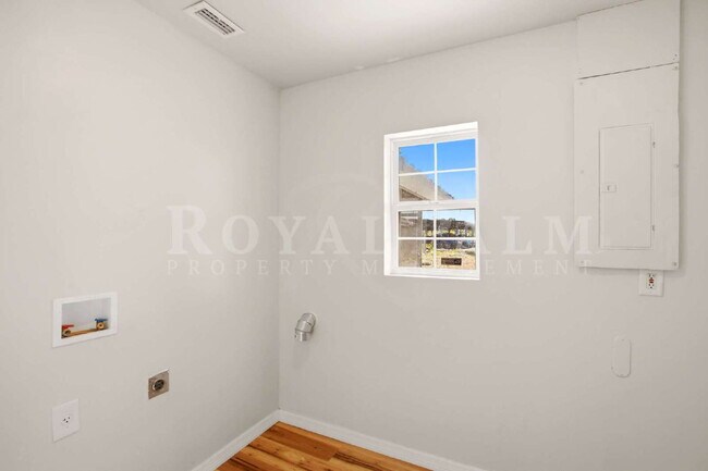 Building Photo - 2/1 Retreat in North Fort Myers: Apartment Life Called. We Didn't Answer.