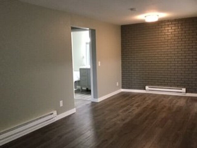 Building Photo - 9474 Woodinville Redmond Rd NE
