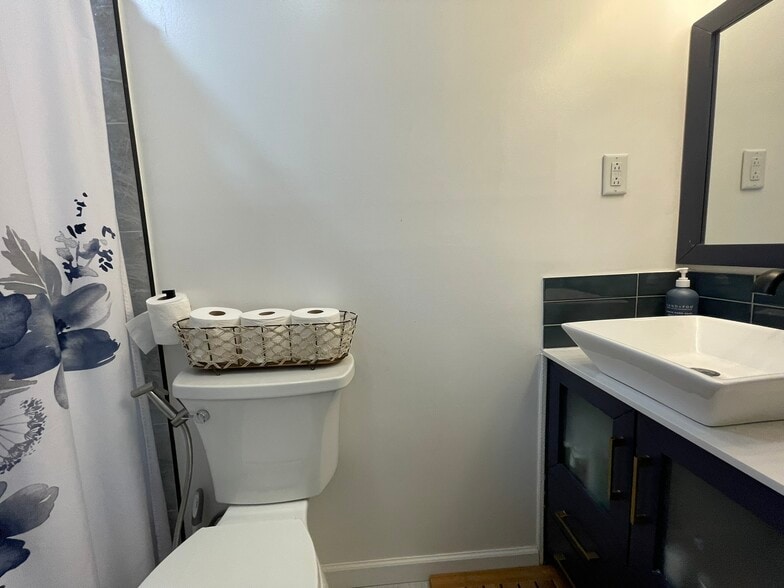 Bathroom1 - 11 Raymond Pl